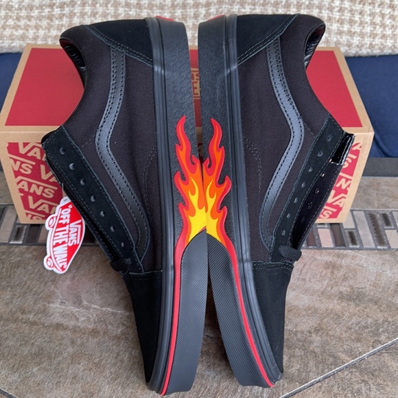 Vans WMNS Old Skool
(Flame Wall) Black/Black
VN0A38G1Q8Q
Sneakers - Picture 12 of 16